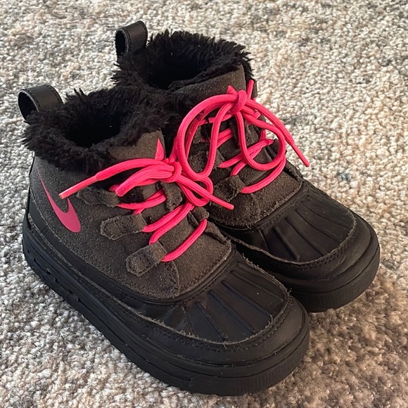 Nike Kids ACG Fur Lined Sneaker Boots Size:11C Hot Pink Black and Grey - Picture 12 of 15